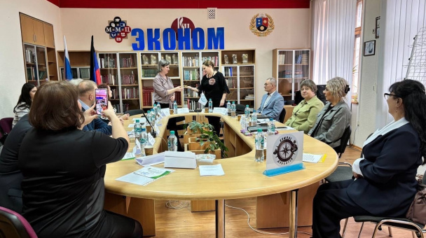 Вручение компаса руководителю Молодёжного клуба "Компас Донбасса" Оксане Закотнюк