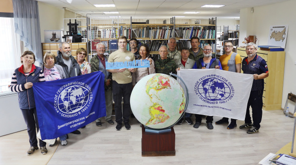 Участники экспедиции «Реки России: Запад — Восток» в библиотеке музея