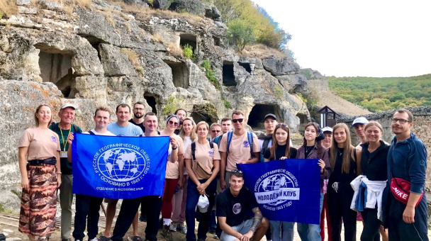 НЕурок ГЕОГРАФИИ: ЧУФУТ-КАЛЕ - СРЕДНЕВЕКОВЫЙ ПЕЩЕРНЫЙ ГОРОД-КРЕПОСТЬ В КРЫМУ.