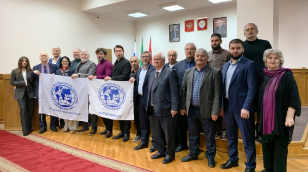 Снимок на память со знаменами Русского географического общества