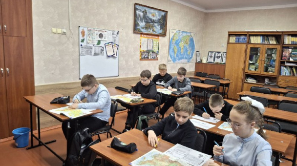 Путешествие по России за 45 минут: школьники Макеевки и медведь Фаддей исследуют Родину