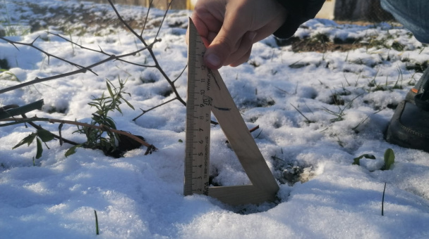 Дегтев Данил измеряет снежный покров