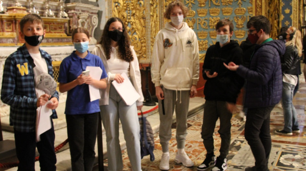 Участники Молодежного клуба РГО Malta Crown на съемках видеофильма о соборе Св. Иоанна