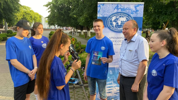 Активисты Молодежного клуба участвуют в "Тротуарной астрономии" в Армавире