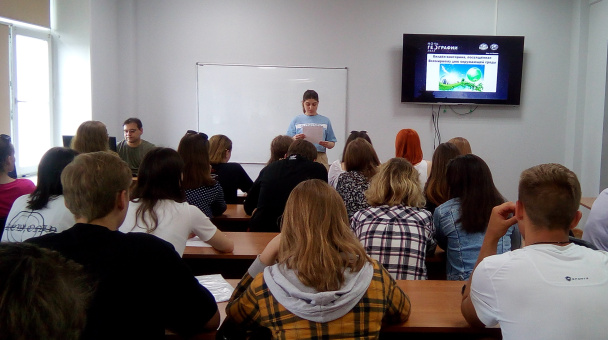 Старт Ночи географии. Одна из ведущих Алина Костеневич. В очном старте приняли участие студенты - географы и экологи