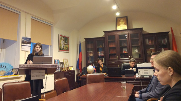 Екатерина Кондрашова выступает с докладом