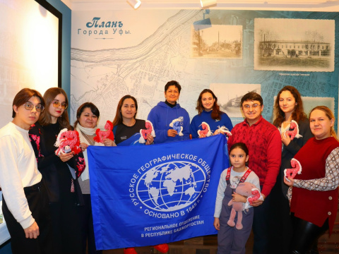 Участники мастер-класса с игрушками и флагом Участники мастер-класса с игрушками и флагом