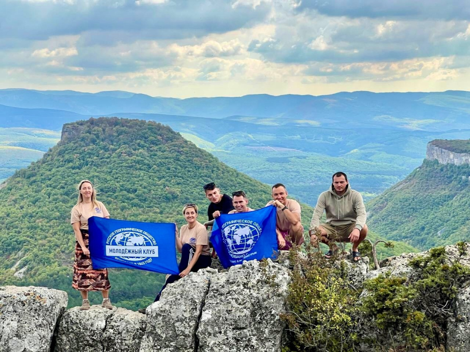 НЕурок ГЕОГРАФИИ: ЧУФУТ-КАЛЕ - СРЕДНЕВЕКОВЫЙ ПЕЩЕРНЫЙ ГОРОД-КРЕПОСТЬ В КРЫМУ.