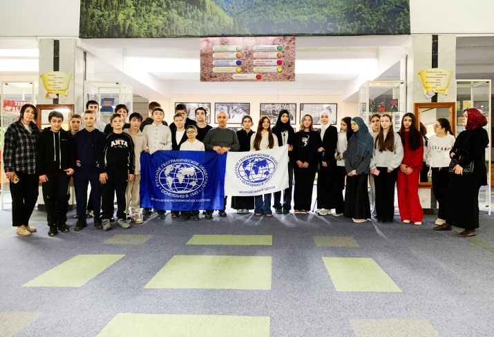 Участники фотовыставки с руководителем Молодежного центра РГО в РД Тагиром Балгуевым (в центре)