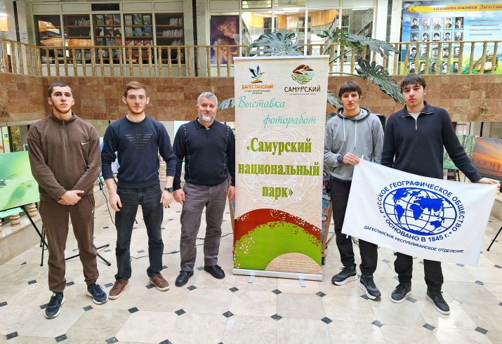 Молодежный клуб РГО «43 параллель» с его руководителем Муратханом Гаджибековым (в центре)