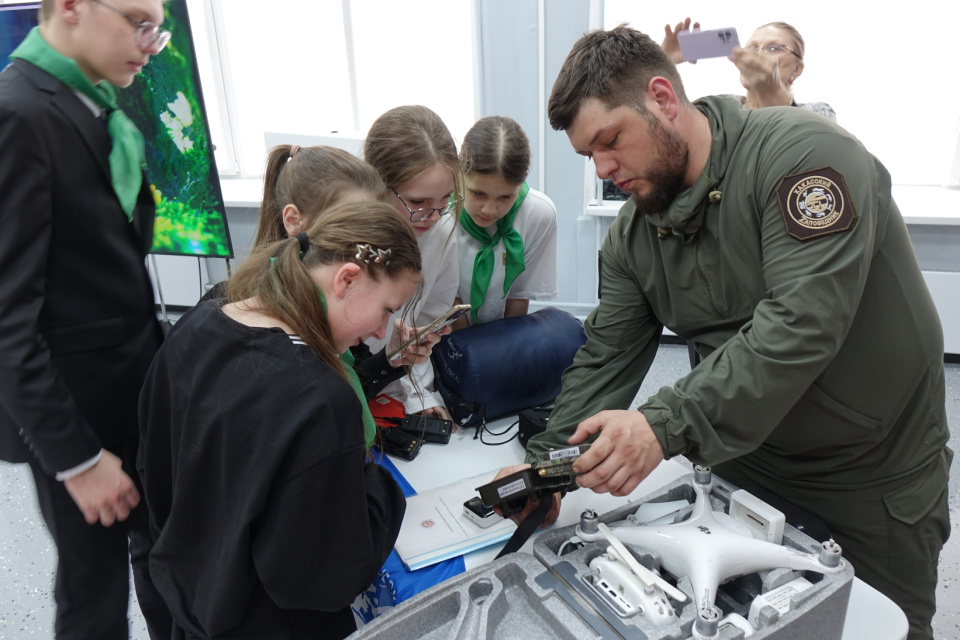 Школьники знакомятся с фотоловушками 