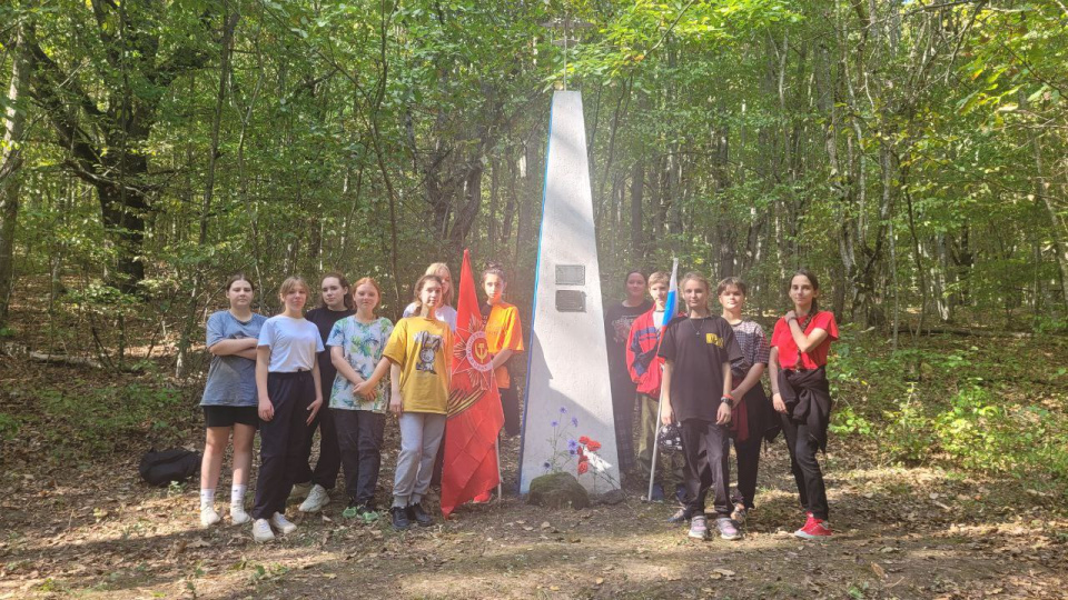 У памятника Джабадари и Галкину