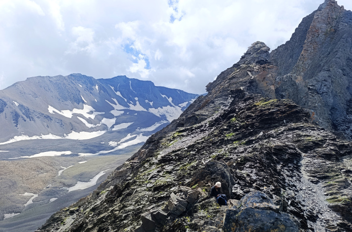 На седловине горного гребня