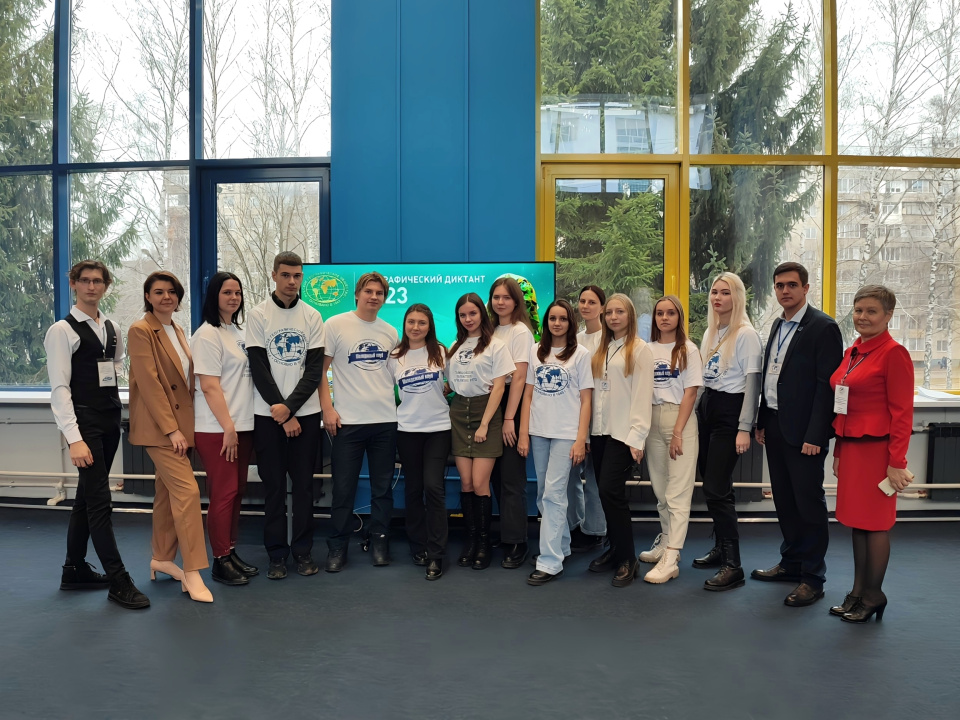 Организаторы и волонтеры Диктанкта на университетской площадке