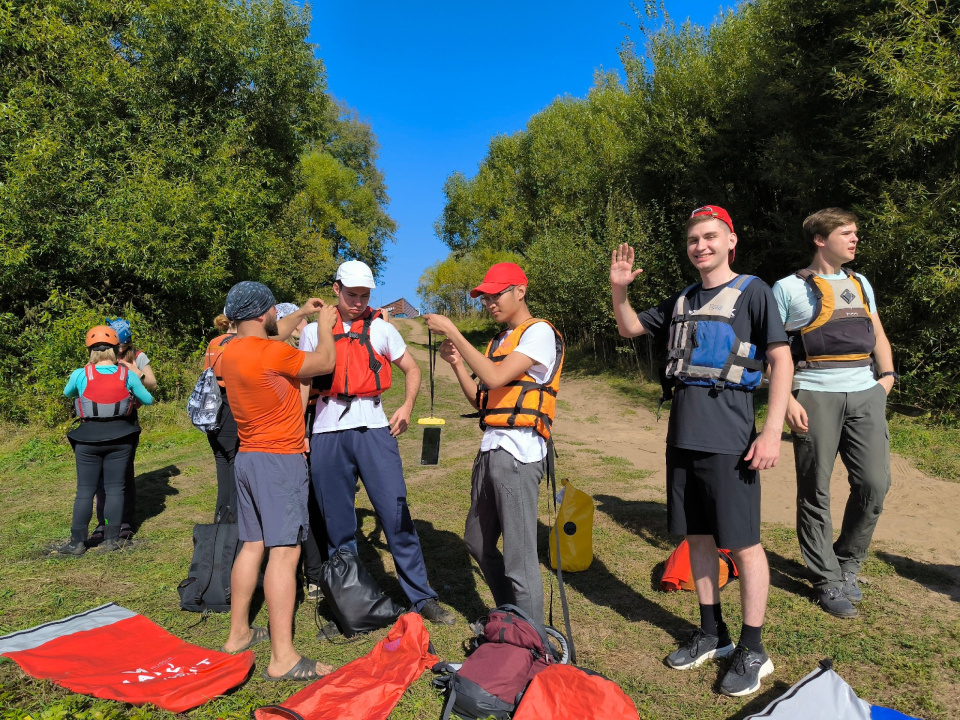 Участники сплава разбирают снаряжение 