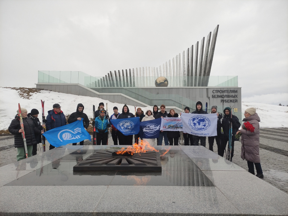 Участники пробега у Мемориала Строителям безмолвных рубежей