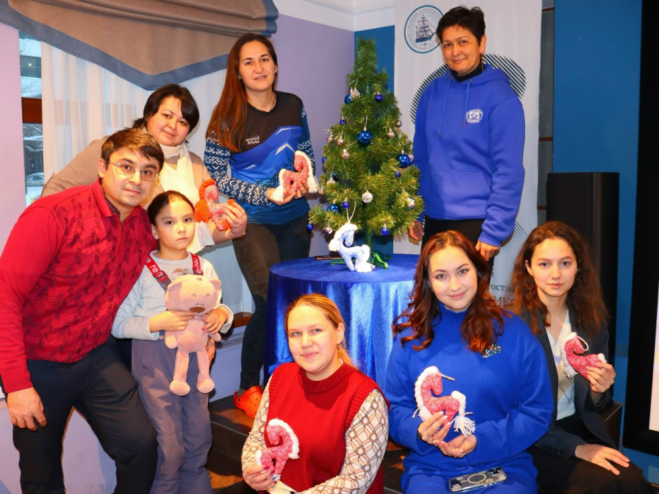 Участники мастер-класса с игрушками у ёлки