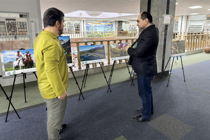 Гаджимурад Хабиев рассказывает коллеге из Дагестанского отделения РГО Амилю Саркарову о красотах Катунского биосферного заповедника