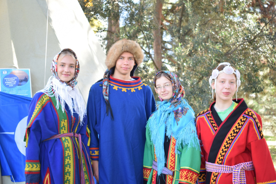 Артековцы в национальных костюмах ненцев