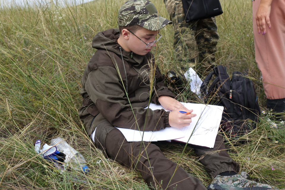 Участник экспедиции выполняет описание фитоценоза 