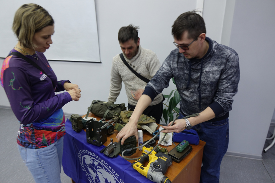 Гости встречи знакомятся с экспедиционным оборудованием 