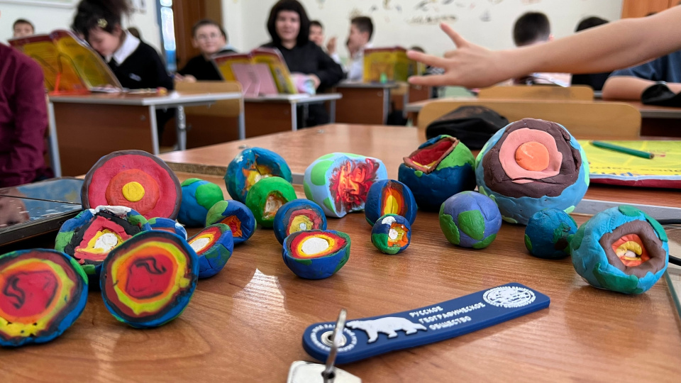 Макеты Земли из пластилина