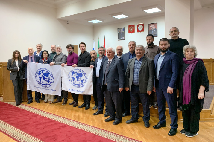 Снимок на память со знаменами Русского географического общества