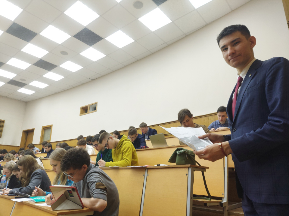 Назар Курбанов во время проведения исследования по восприятию границ между Западной и Восточной Европой 