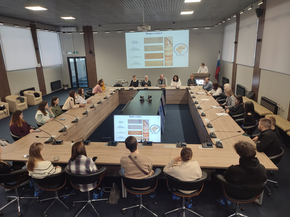 Идет заседание круглого стола 