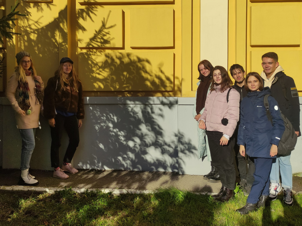 Серповидные тени от листвы деревьев на стене