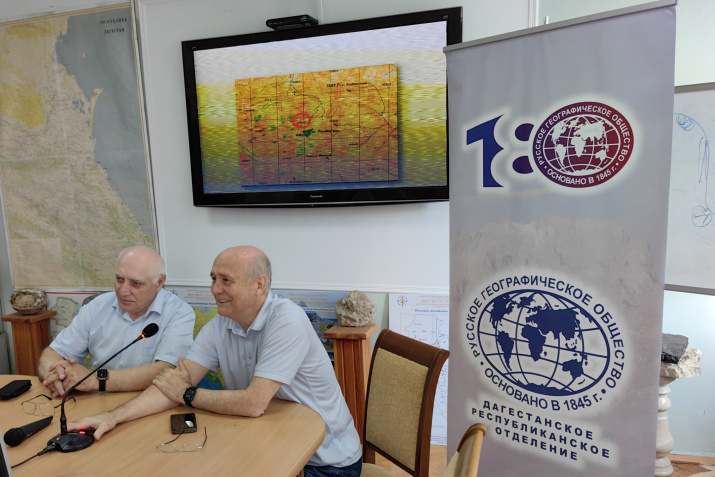 Эльдар Эльдаров вместе с Сурхаем Мамаевым модерируют встречу