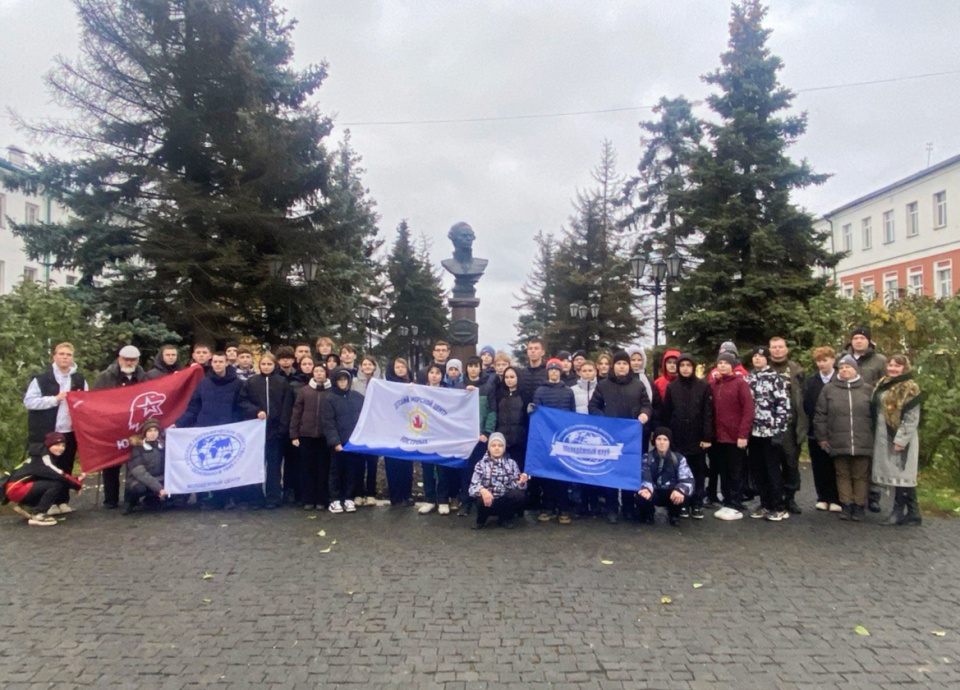 Участники поездки у памятника Ф. Ушакову