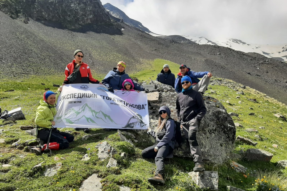 После установки памятной таблички на фоне горы Петрасова