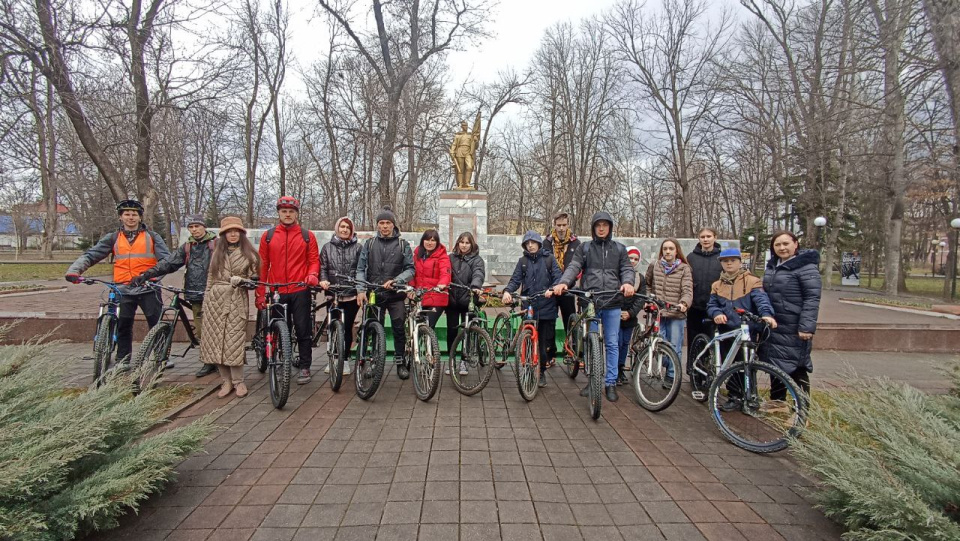 Участники велопробега на мемориале