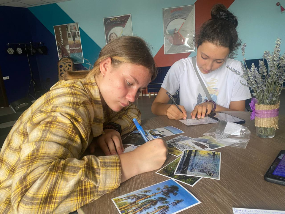 Активисты готовят открытки