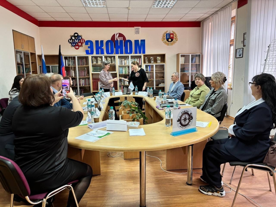 Вручение компаса руководителю Молодёжного клуба РГО "Компас Донбасса"