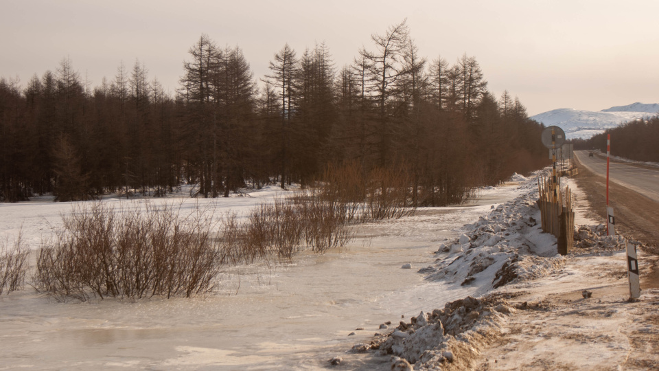 Наледные заграждения вдоль трассы "Колыма"