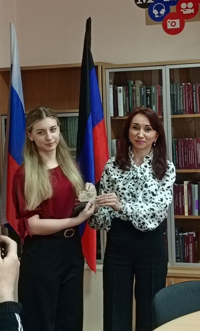 Вручение членского билета РГО заместителю руководителя молодёжного клуба - Ермоленко Елене