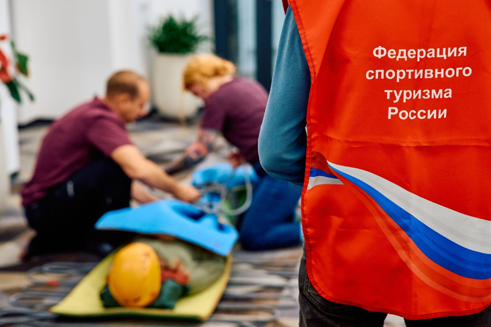 Максим Зверев