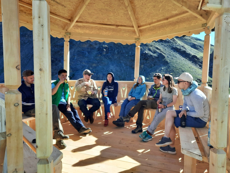 Участники Эковолонтерской школы "Сайлюгем-Кенозерье" в беседке, которую они построили совместно с сотрудниками парка