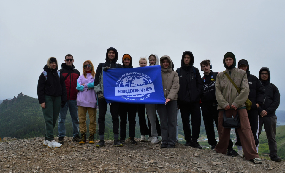 Участники похода на вершине Торгашинского хребта
