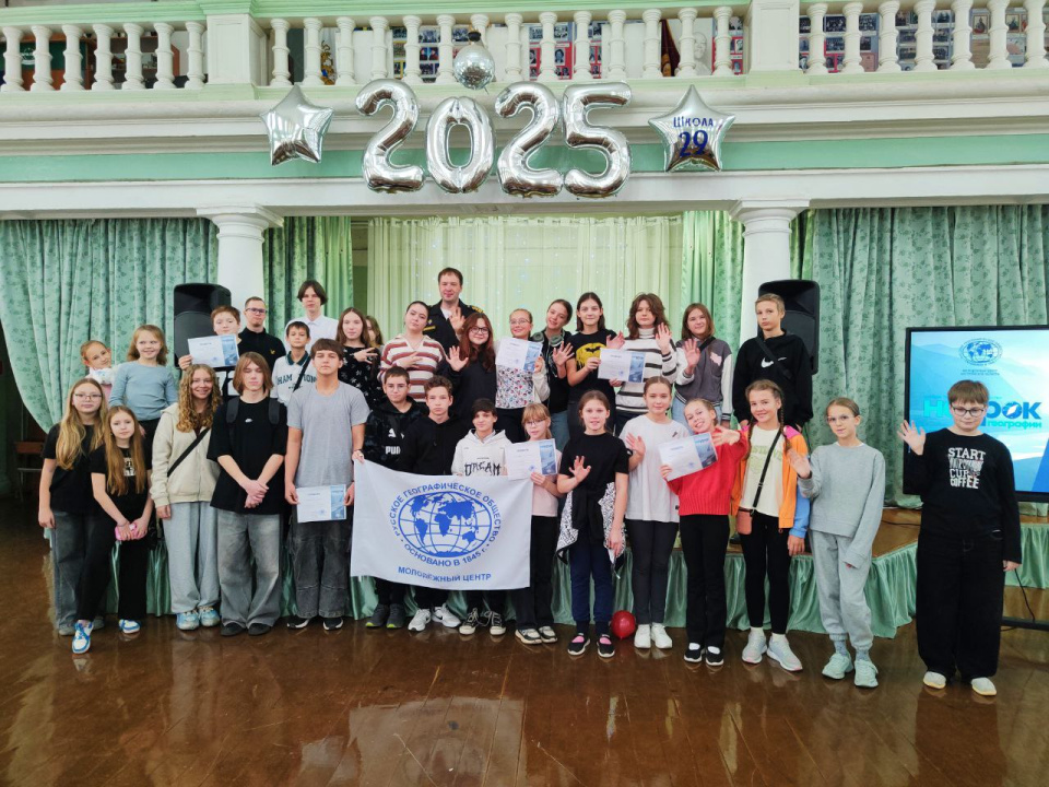 Участники квиза с руководителем Молодёжного центра РГО Костромской области Евгением Смирновым