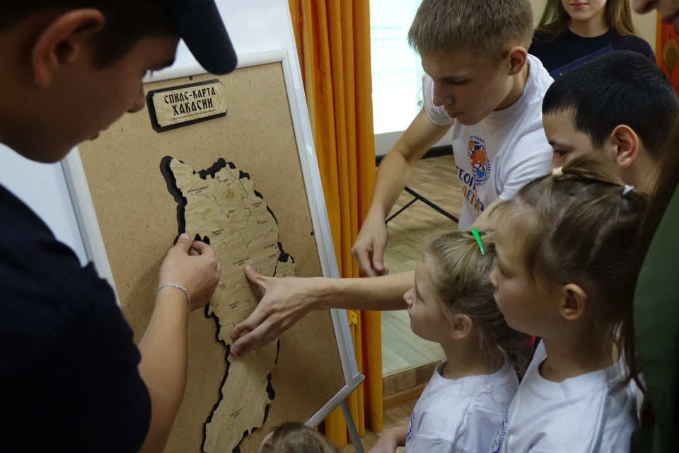 Ребята собирают спилс-карту региона 