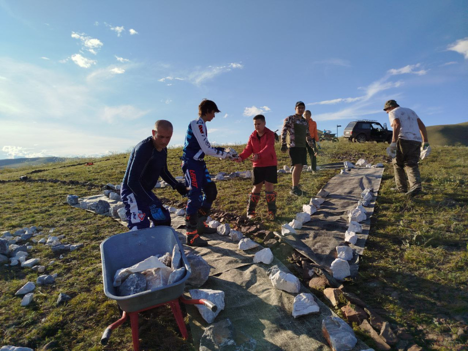 Помощь добровольцев в выкладке геоглифа 