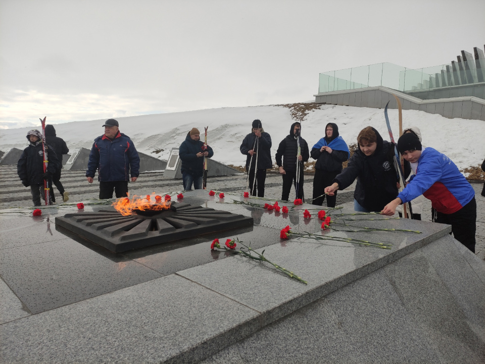 Возложение цветок к Вечному огню Мемориала Строителям безмолвных рубежей