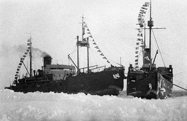 Ледоколы "Мурман" и "Таймыр" подходят к станции