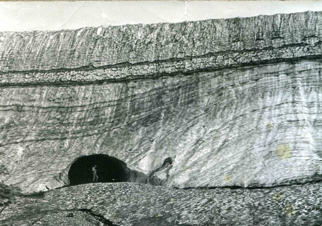 Шпинь П.С. в гроте Чёрноиюсского ледника. 1984 г.