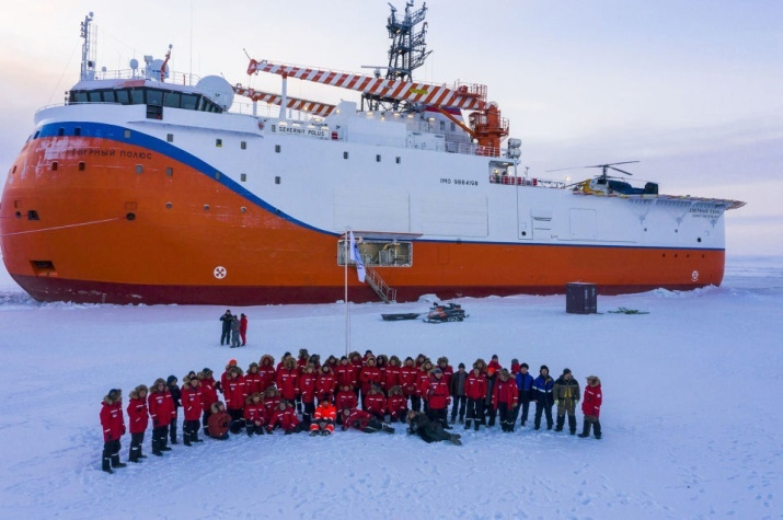 Подъём флага экспедиции "Северный полюс - 41"