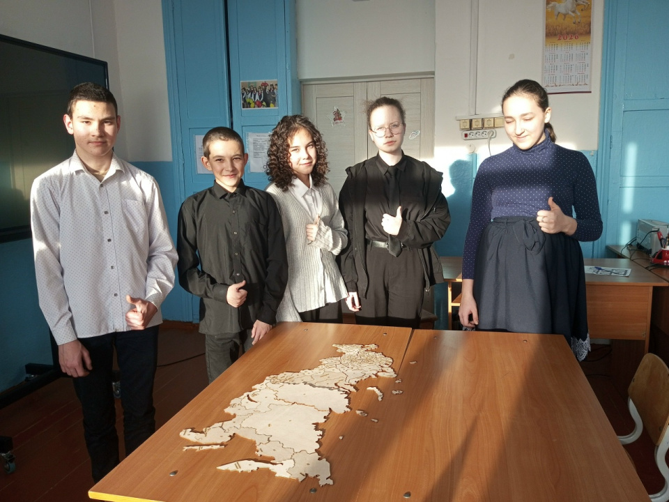 Участники чемпионата по скоростной сборке спилс-карт