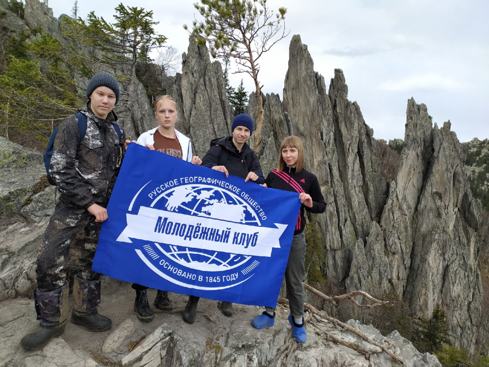 Активисты Молодёжного клуба на вершине Двуглавой сопки